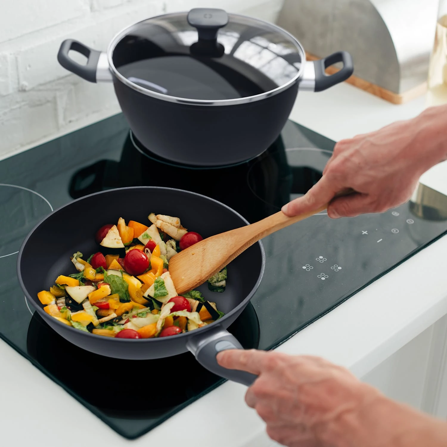 Noto Endurance Bratpfannen-Set Geschmiedetes Aluminium 3 Größen 2 Filz-Schoner – Bild 3